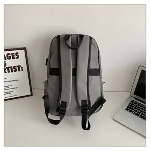 Vista trasera detallada de la mochila casual gris con correas acolchadas para hombros