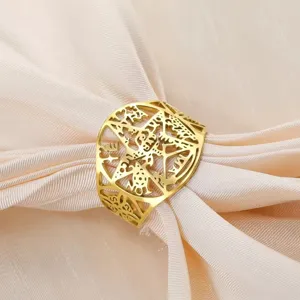 Nahaufnahme eines goldenen Rings aus Edelstahl mit keltischem Hexenknoten-Design