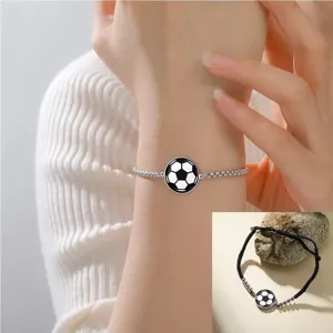 Dettaglio del braccialetto da donna minimalista in acciaio inossidabile con ciondolo calcio