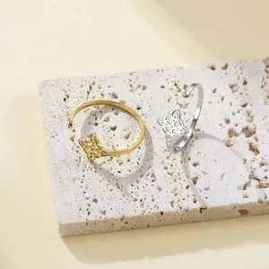 Primer plano profesional de anillos de nudo de bruja en acero dorado y plateado en piedra