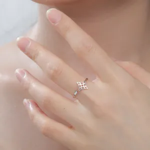 Detalle de un anillo ajustable nudo de bruja de acero inoxidable con una circonita