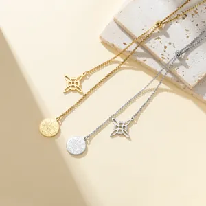 Detalle de los collares de acero inoxidable oro y plata con nudo de bruja y colgante pentagrama