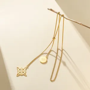 Detalle del collar de acero inoxidable dorado con colgantes de nudo de bruja y pentagrama