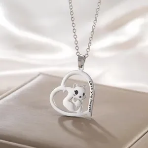 Detailopname van hartvormige roestvrijstalen ketting met schattige kat en gravure.
