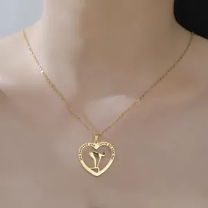 Close-up van hartvormige hanger ketting met gravure van een zwemmend meisje