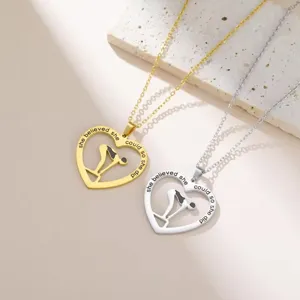 Detail van hartvormige ketting met zwemster-hanger en inspirerende inscriptie