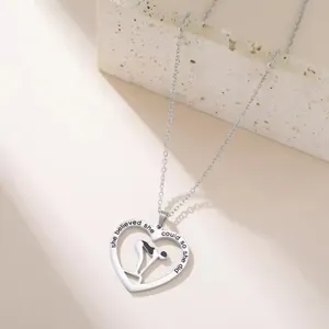 Detail van de zilveren hartketting met zwemmerfiguur en inspirerende quote-tekst