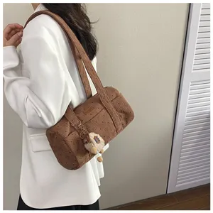 Gros plan d'un sac polochon en velours côtelé marron avec motif étoiles et agneau