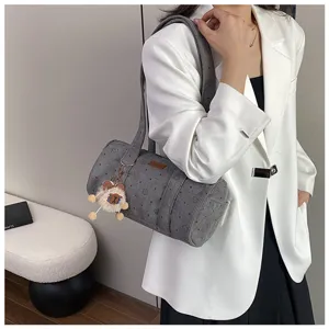 Gros plan sur un sac cylindrique en velours côtelé gris avec étoiles et charme mouton