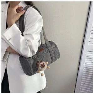 Sac à bandoulière cylindrique en velours côtelé gris avec motifs d'étoiles et peluche