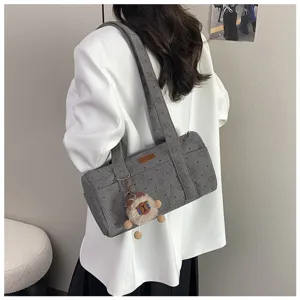 Vue détaillée du sac à bandoulière cylindrique en velours côtelé gris avec étoile