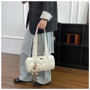 Détail du sac cylindrique en velours côtelé blanc à motifs étoiles et pois