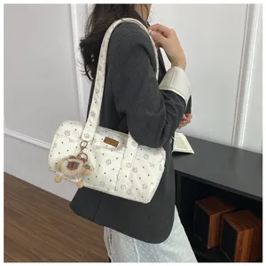 Détail du sac baril en velours côtelé blanc avec motif étoiles et charm en peluche