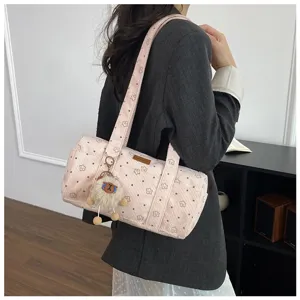 Sac à bandoulière cylindrique en velours côtelé rose avec motif étoiles et bijou mouton.