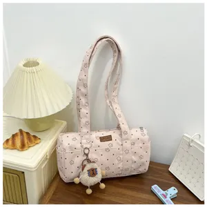 Sac cylindrique en velours rose avec motif d'étoiles et pendentif en peluche