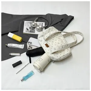 Sac à bandoulière en velours côtelé blanc à motif d'étoiles montrant sa grande capacité de rangement