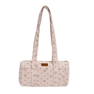 Sac à bandoulière cylindrique en velours côtelé rose avec motif étoiles et patch