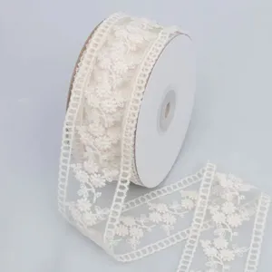 Detail einer Rolle weißes Blumen-Spitzenband für DIY-Hochzeitskarten und Geschenke.