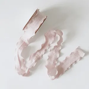 Detailansicht von hellrosa Chiffonband mit Wellenrand für die Dekoration von DIY-Grußkarten
