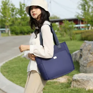 Grand sac fourre-tout en nylon bleu marine élégant pour femme dans un parc extérieur