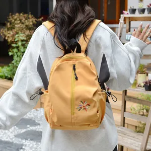Piccolo zaino leggero giallo senape alla moda per escursioni e viaggi casual