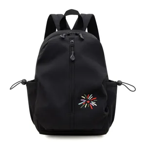 Zaino casual nero piccolo e leggero con elegante ricamo a cuore colorato sul fronte