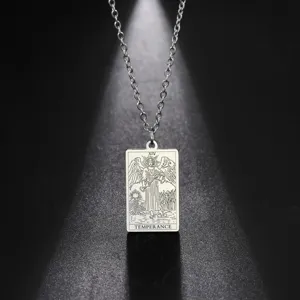 Vue détaillée du collier pendentif Tarot Tempérance fabriqué en acier inoxydable