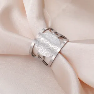Macrodetail van vintage roestvrijstalen ring met ingewikkelde Aartsengel Metatron-zegel