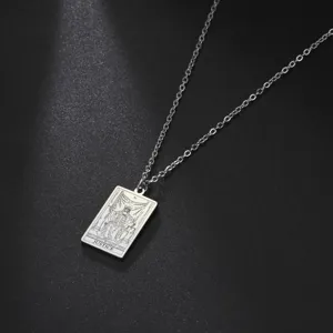 Gros plan sur un collier de tarot en acier inoxydable avec la carte de la Justice
