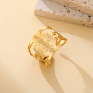 Detailweergave van de gouden roestvrijstalen aartsengel Metatron zegel open ring met ets.