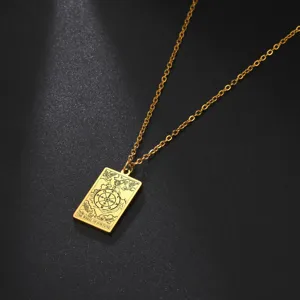 Vue détaillée du collier avec pendentif carte de tarot la roue de fortune en acier doré