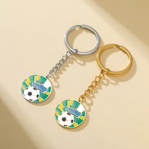 Gedetailleerd overzicht van geëmailleerde voetbal sleutelhangers in goud en zilver