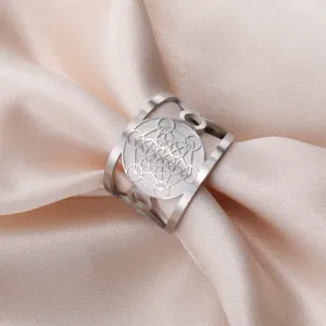 Detailopname van de Aartsengel Metatron kubus etsing op een zilveren stalen ring