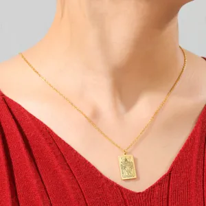 Vue détaillée du collier pendentif avec la carte de Tarot l'Empereur en acier inoxydable doré