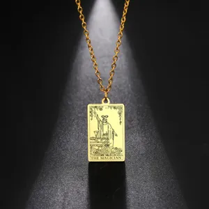 Vue détaillée du collier pendentif de carte de tarot Le Magicien en or poli