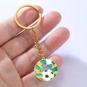 Gedetailleerd zicht op voetbal sleutelhanger met gouden metalen ketting en hanger