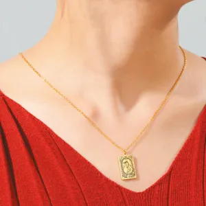 Vue détaillée du pendentif tarot Le Monde sur une chaîne dorée délicate portée par un mannequin