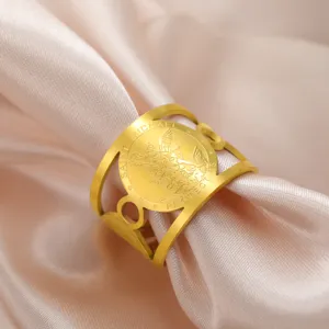 Detailweergave van de gravure van de aartsengel Michaël op een goudkleurige stalen ring.
