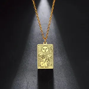 Vue détaillée de la gravure de la carte de tarot Le Soleil sur un pendentif en or