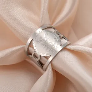 Gedetailleerde macro-weergave van een vintage roestvrijstalen ring met aartsengel Michael