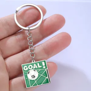Detail van een groene emaille voetbal sleutelhanger met GOAL-tekst voor sportfans