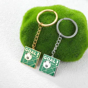 Detailopname van goud- en zilveren voetbaldoelsleutelhangers met groene GOAL-bedeltjes
