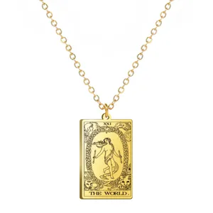 Collier carte de tarot en acier inoxydable doré avec le motif de l'arcane Le Monde