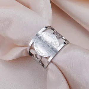 Detailopname van roestvrijstalen Saint Dymphna-ring met gedetailleerde religieuze gravure