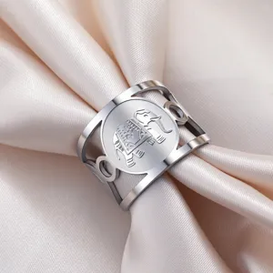 Detailweergave van een vintage roestvrijstalen ring met een verfijnde olifantengravure