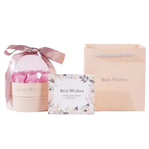 Coffret cadeau de roses en savon roses avec couvercle dôme, ruban, carte et joli sac assorti.