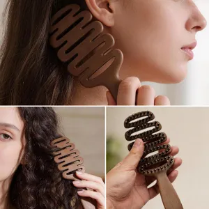 Brosse à cheveux marron en zigzag avec des poils de sanglier pour un coiffage lisse.