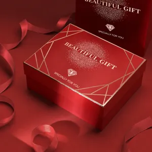 Boîte cadeau de luxe rouge avec des lignes géométriques dorées et un ruban pour mariage