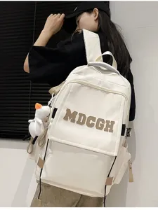 Vue arrière détaillée d'un grand sac à dos blanc avec pendentif canard mignon