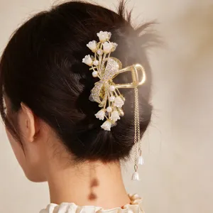Elegant flower pearl hair claw clip, gold alloy chic hair accessory for women and girls.